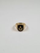 9ct yellow gold signet ring with black curved rectangular panel and applied Masonic motif, approx 6.
