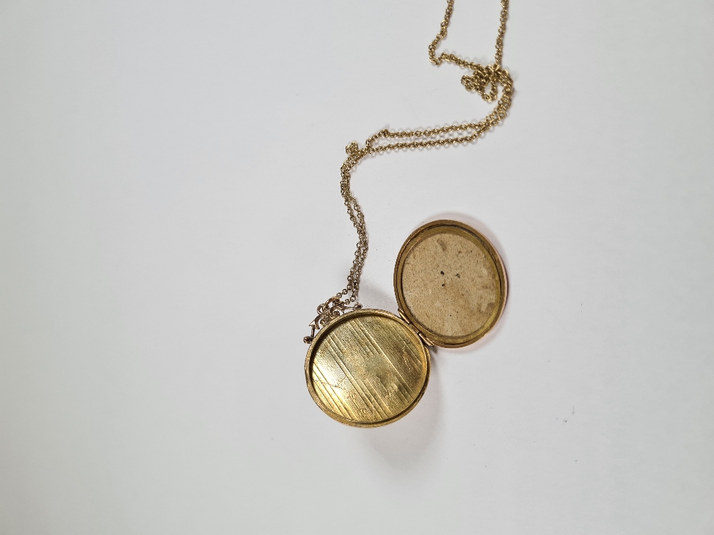 Fine 9ct yellow gold neckchain, hung with a circular locket marked 375, with scroll cartouche, marke - Image 4 of 6
