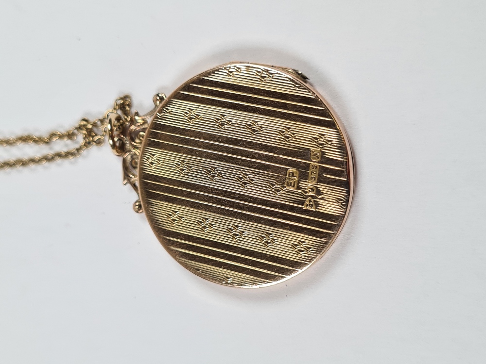 Fine 9ct yellow gold neckchain, hung with a circular locket marked 375, with scroll cartouche, marke - Image 3 of 6
