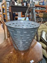 Oyster/olive bucket