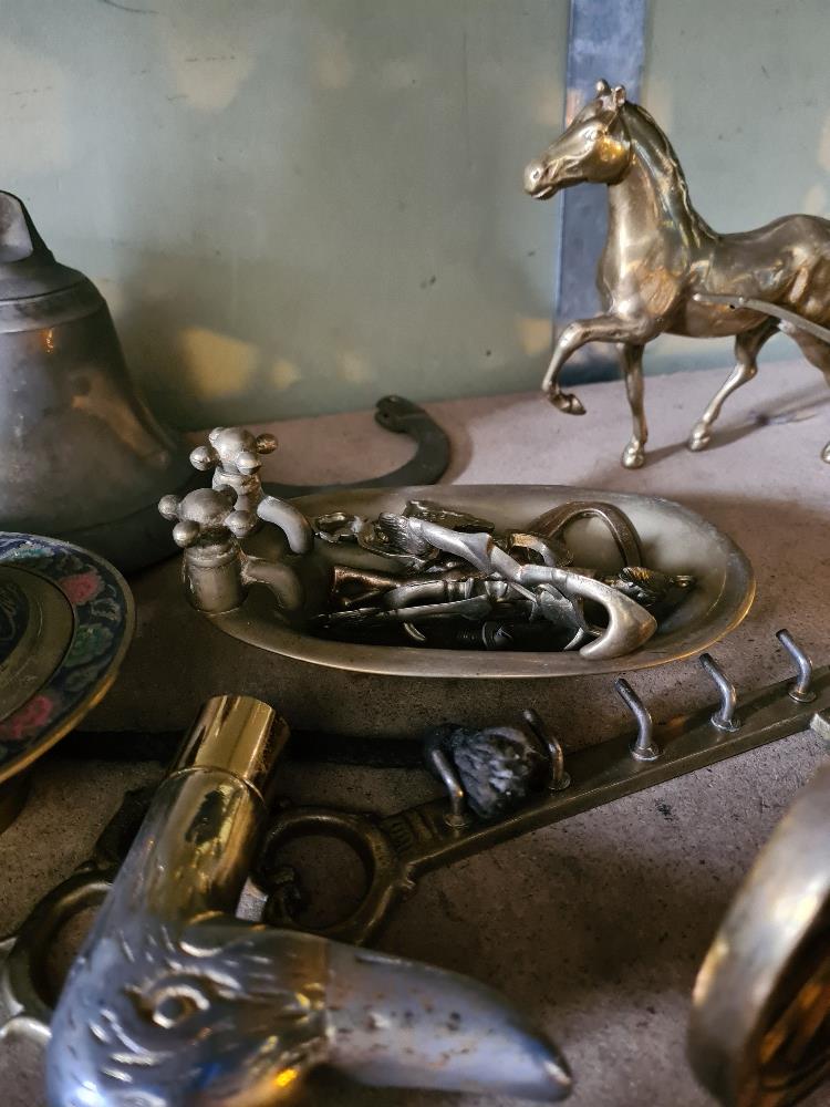 A shelf of decorative brass items - Image 10 of 10