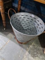 Oyster/Olive bucket