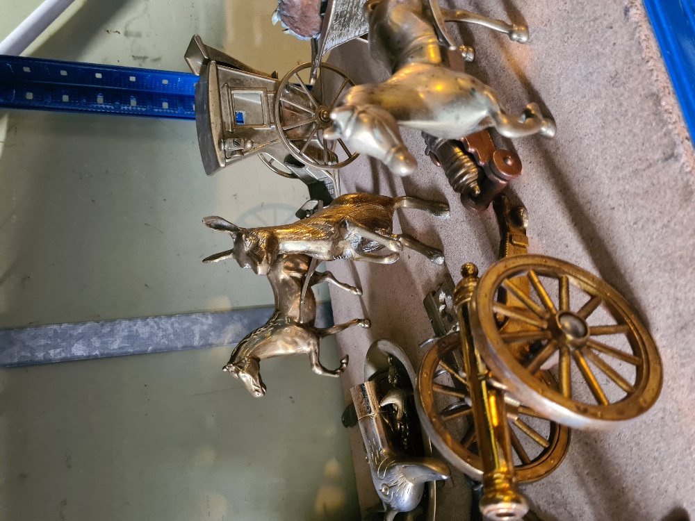 A shelf of decorative brass items - Image 3 of 10