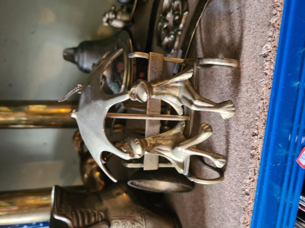 A shelf of decorative brass items - Image 5 of 10