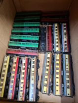 A quantity of Hornby and Hornby Dublo passenger carriages