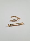 15ct yellow gold brooch in the form of a riding crop, with white metal overlaid detail marked 15ct,