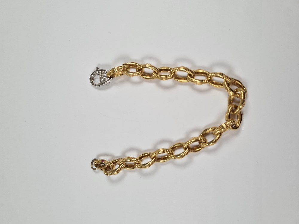 18ct yellow gold oval link bracelet, with attractive textured links and white gold lobster claw clas - Image 15 of 29