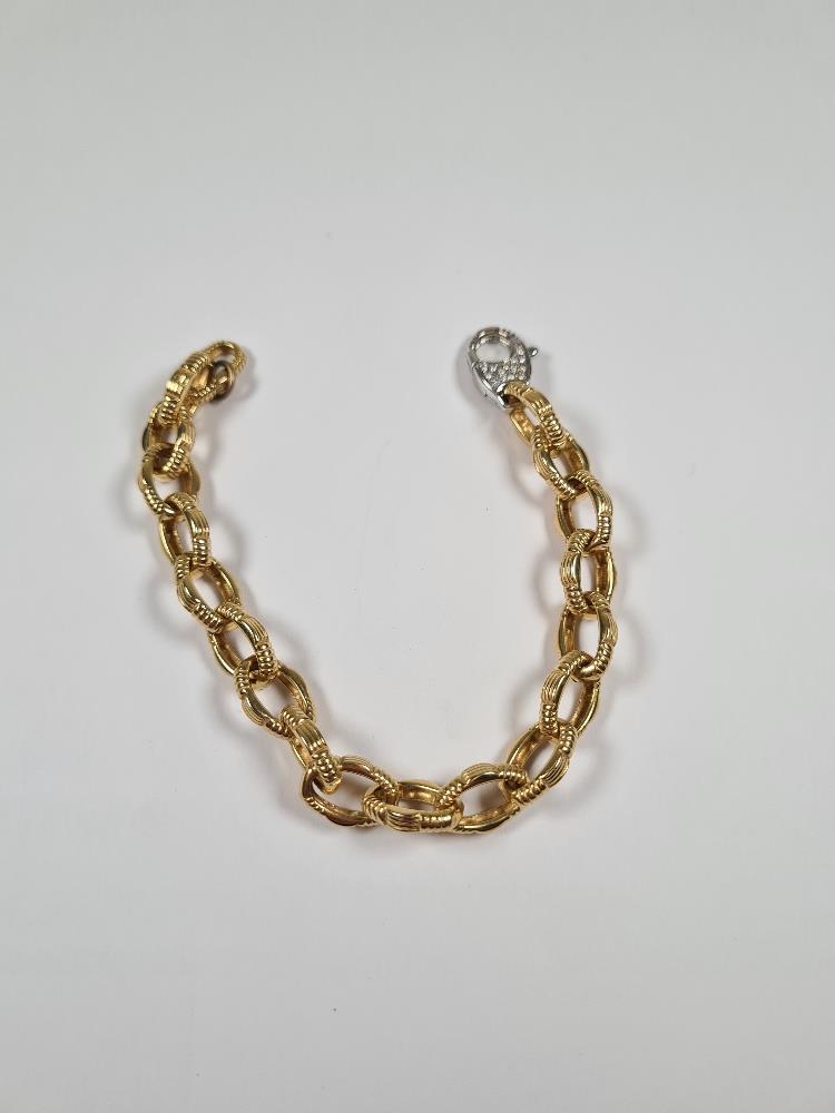 18ct yellow gold oval link bracelet, with attractive textured links and white gold lobster claw clas - Image 6 of 29