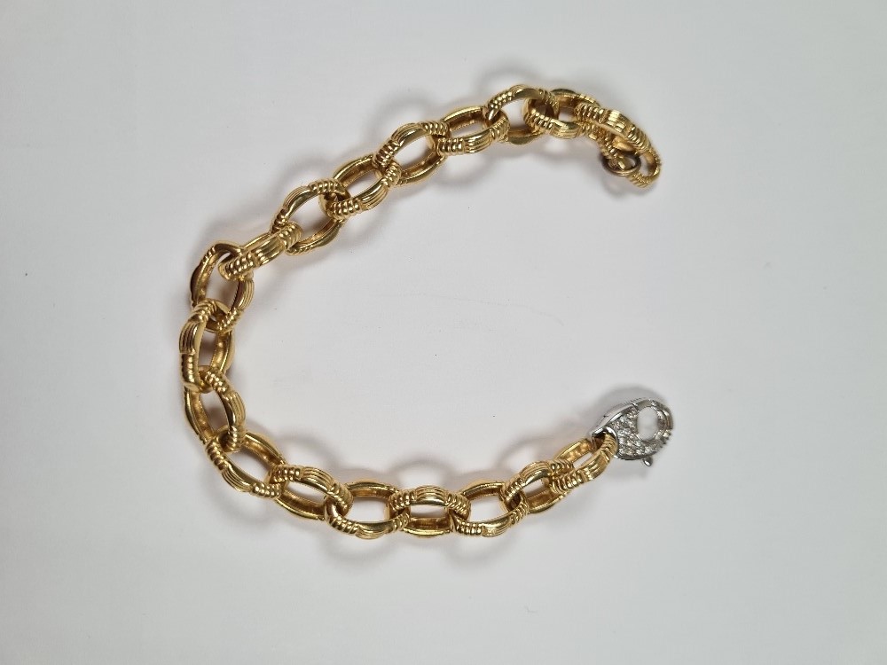 18ct yellow gold oval link bracelet, with attractive textured links and white gold lobster claw clas - Image 27 of 29
