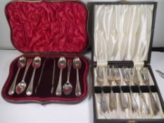 A cased set of silver spoons and tongs. Having beaded borders. Hallmarked London 1896 Robert Stebbin