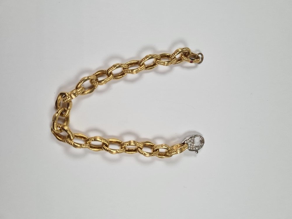 18ct yellow gold oval link bracelet, with attractive textured links and white gold lobster claw clas - Image 28 of 29