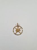 21ct yellow gold circular pendant depicting National Emblem of Oman, marked 21K, 2cm diameter, appro