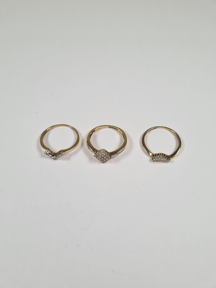 Modern 3 ring set comprising central ring with square diamond chip set panel and diamond set shoulde - Image 15 of 24