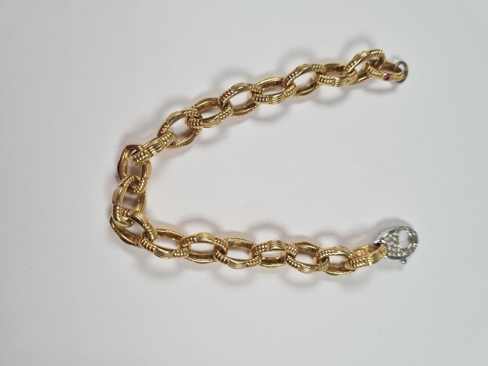 18ct yellow gold oval link bracelet, with attractive textured links and white gold lobster claw clas - Image 24 of 29