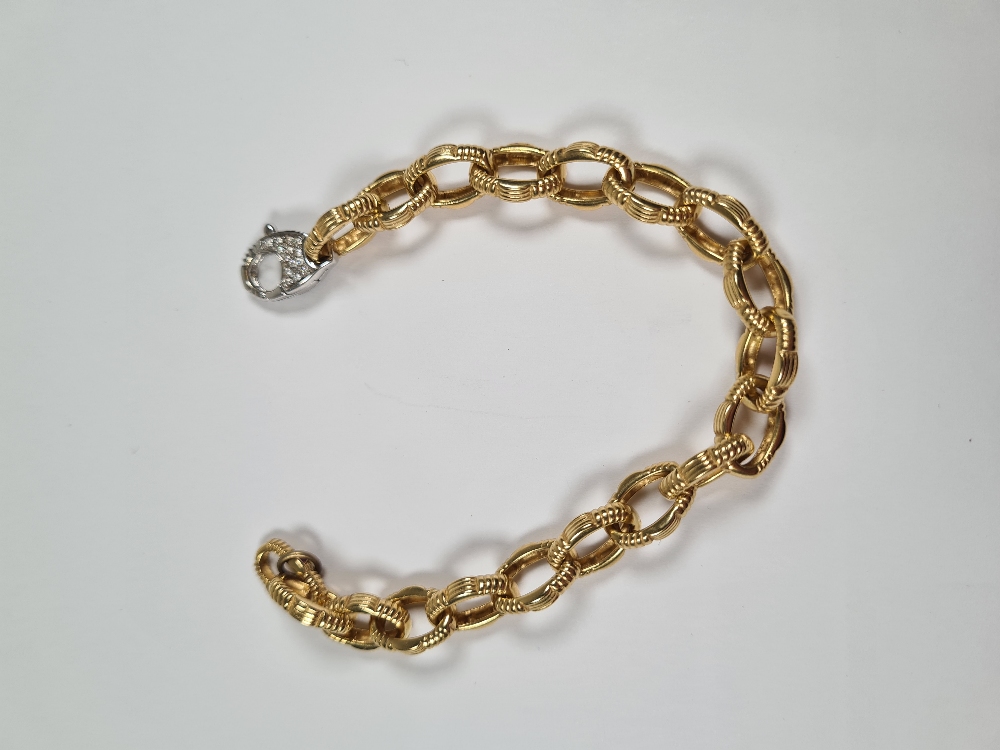 18ct yellow gold oval link bracelet, with attractive textured links and white gold lobster claw clas - Image 9 of 29