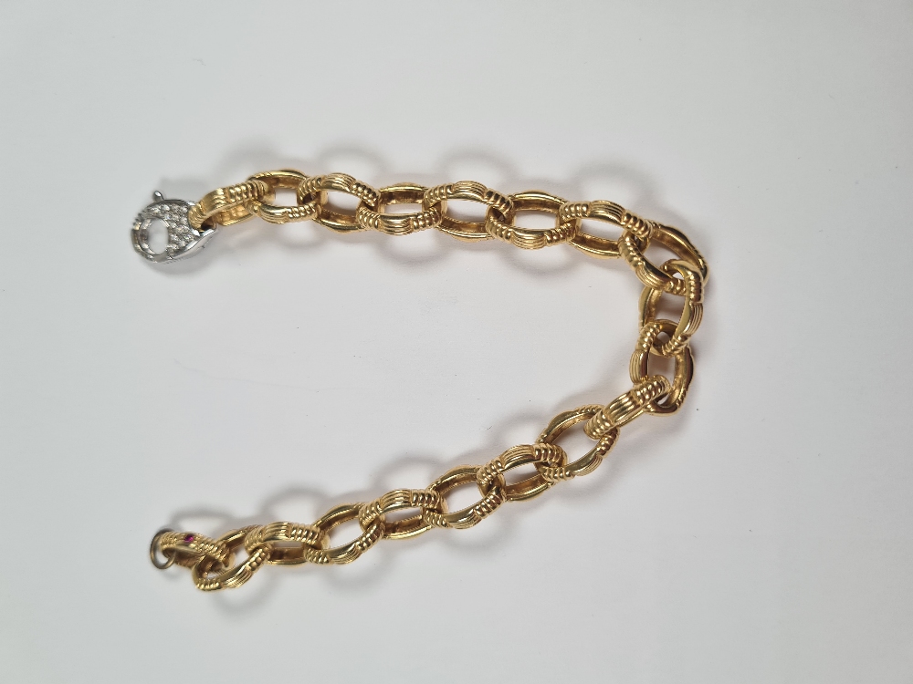 18ct yellow gold oval link bracelet, with attractive textured links and white gold lobster claw clas - Image 11 of 29