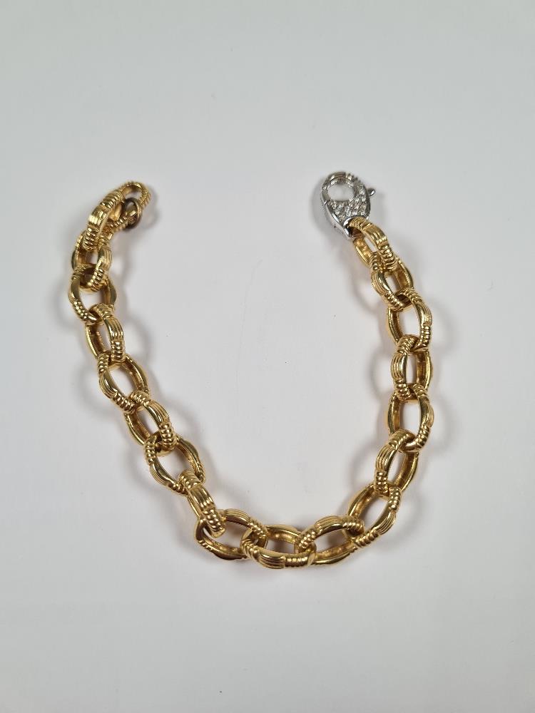 18ct yellow gold oval link bracelet, with attractive textured links and white gold lobster claw clas - Image 18 of 29