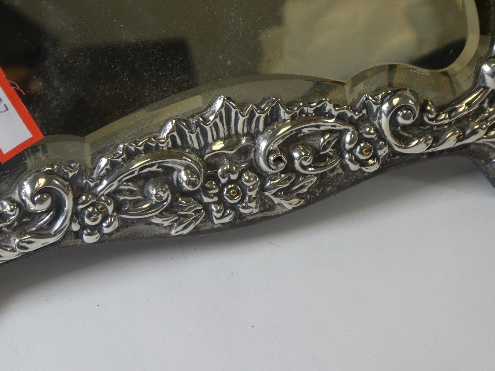 A very ornate decorative silver mirror having embossed details of flowers and scrolls. Pretty design - Image 3 of 4