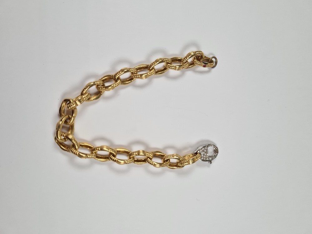 18ct yellow gold oval link bracelet, with attractive textured links and white gold lobster claw clas - Image 23 of 29