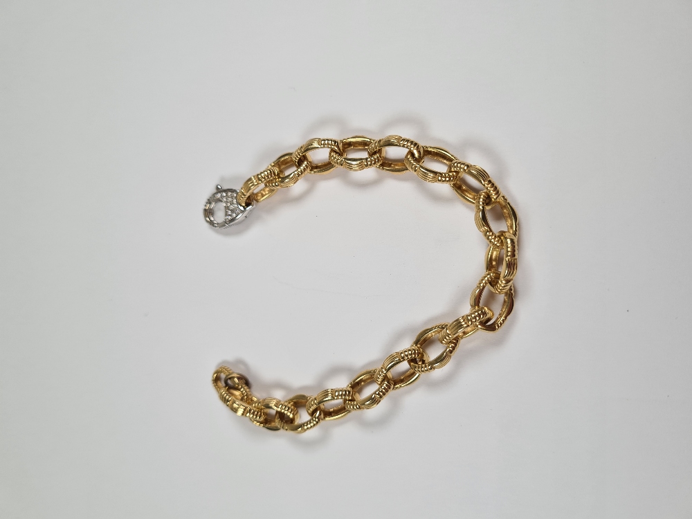 18ct yellow gold oval link bracelet, with attractive textured links and white gold lobster claw clas - Image 12 of 29
