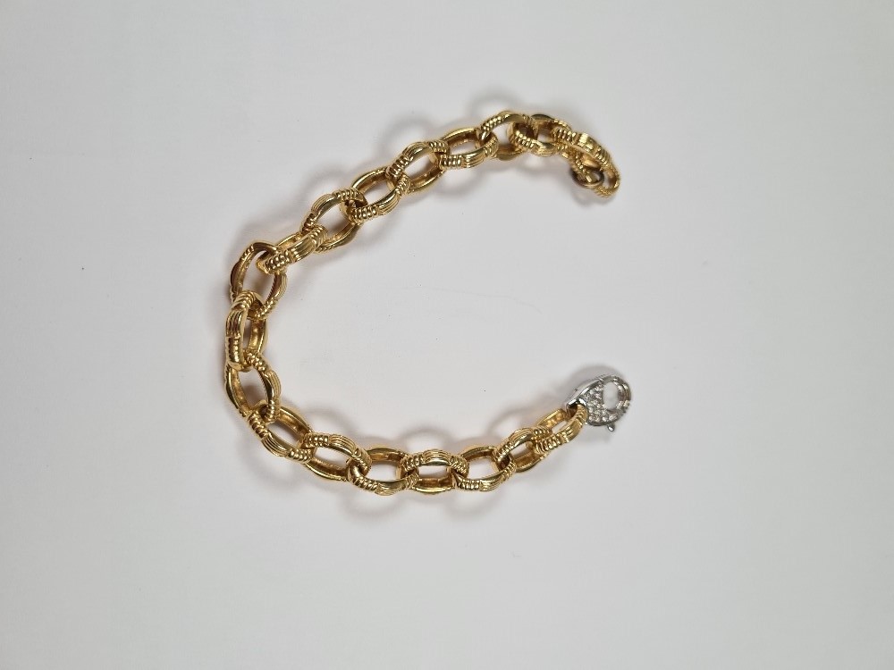 18ct yellow gold oval link bracelet, with attractive textured links and white gold lobster claw clas - Image 25 of 29