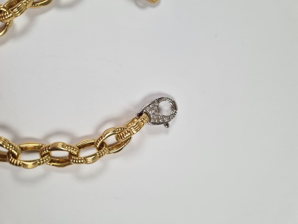 18ct yellow gold oval link bracelet, with attractive textured links and white gold lobster claw clas - Image 21 of 29