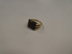 9ct yellow gold signet ring with 3 split shoulders with square bloodstone panel, marked 375, size Q,