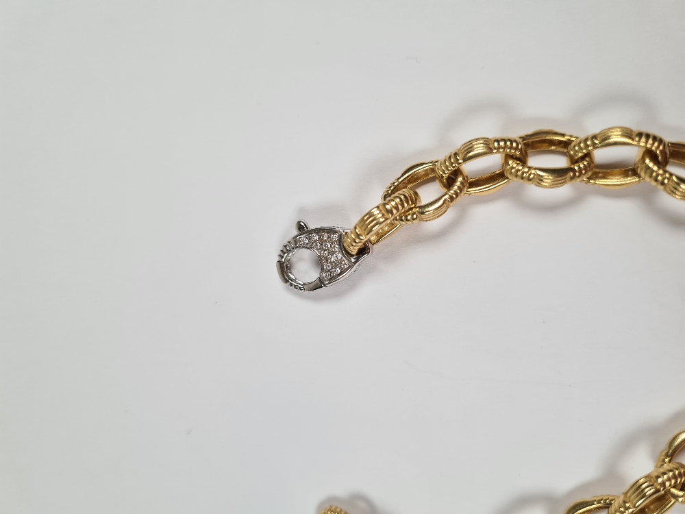 18ct yellow gold oval link bracelet, with attractive textured links and white gold lobster claw clas - Image 2 of 29