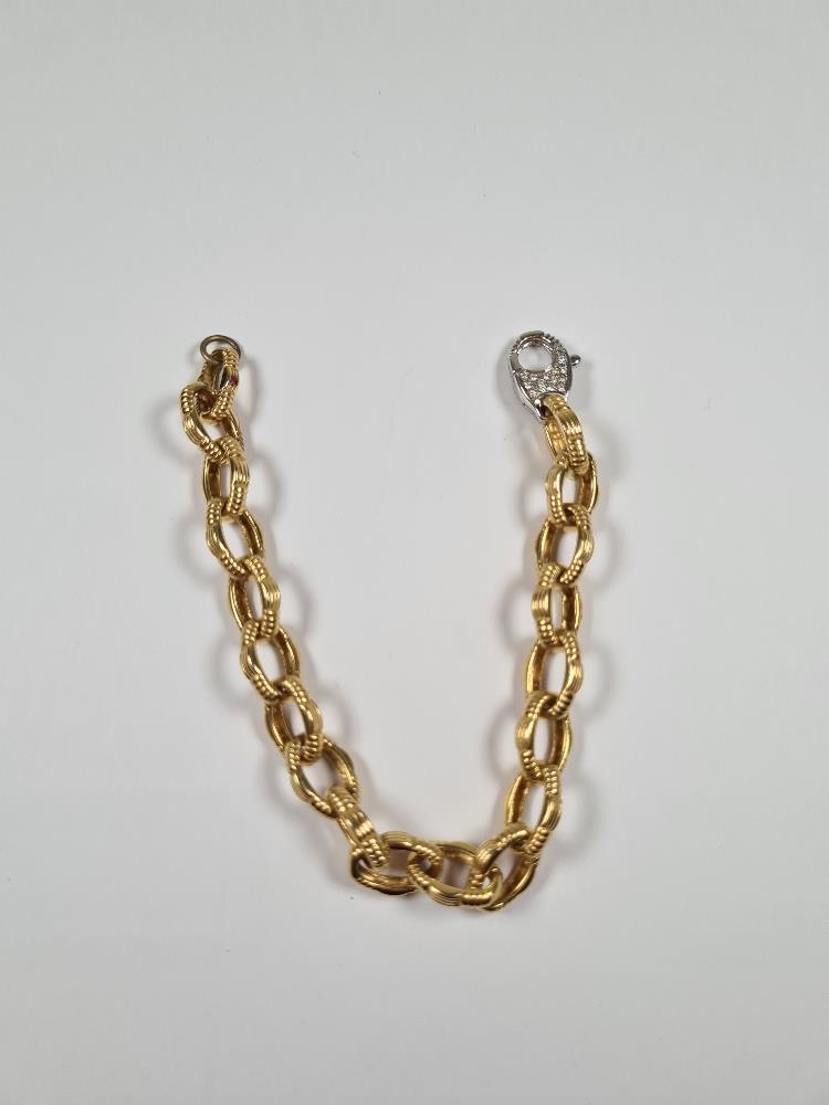 18ct yellow gold oval link bracelet, with attractive textured links and white gold lobster claw clas - Image 19 of 29