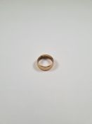 Unmarked yellow metal wedding band, unmarked, approx 4.7g