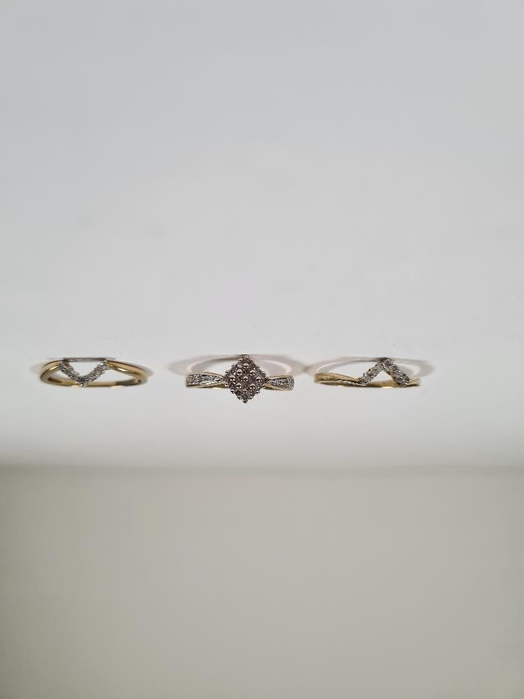 Modern 3 ring set comprising central ring with square diamond chip set panel and diamond set shoulde - Image 14 of 24