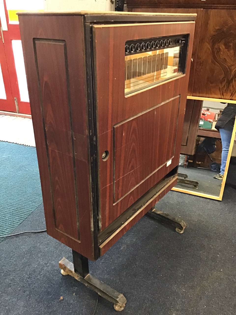 A cigarette vending machine with glass panel in hinged locking door with dispensing trough below, - Image 3 of 3