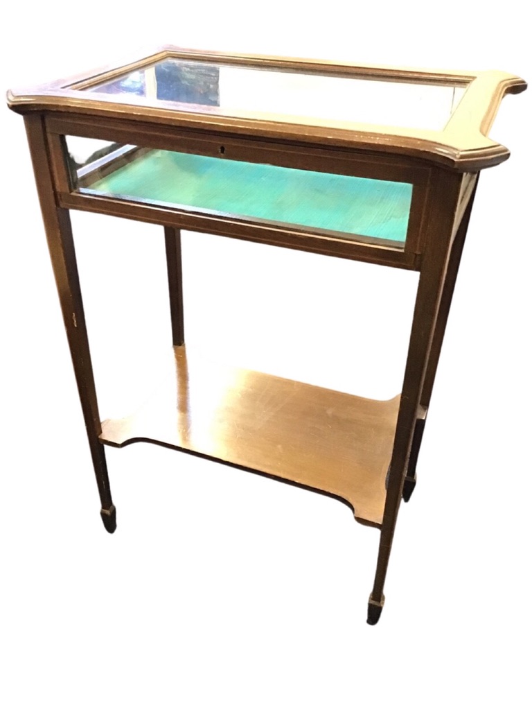 An Edwardian mahogany bijouterie table, the display case with projecting corners to hinged lid,