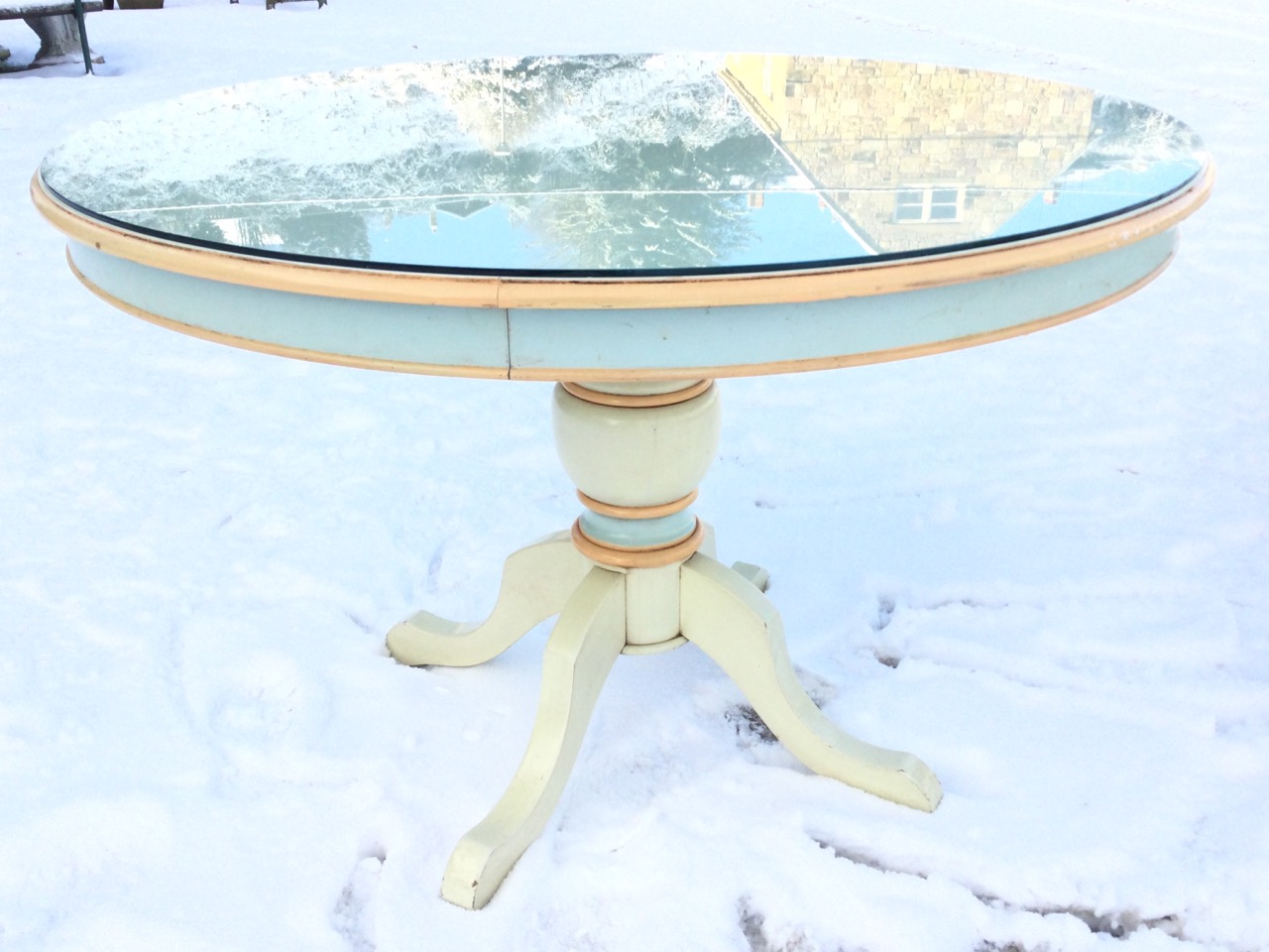 A circular painted breakfast table & chair set, the table with plate glass top and plain apron - Image 3 of 3