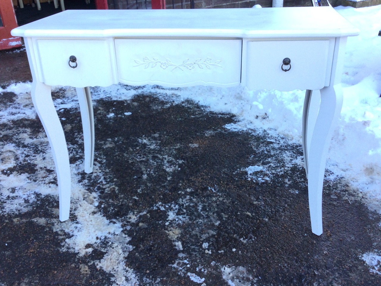 A painted dressing table, the moulded top of breakfront outline having floral carved apron drawer - Image 2 of 3