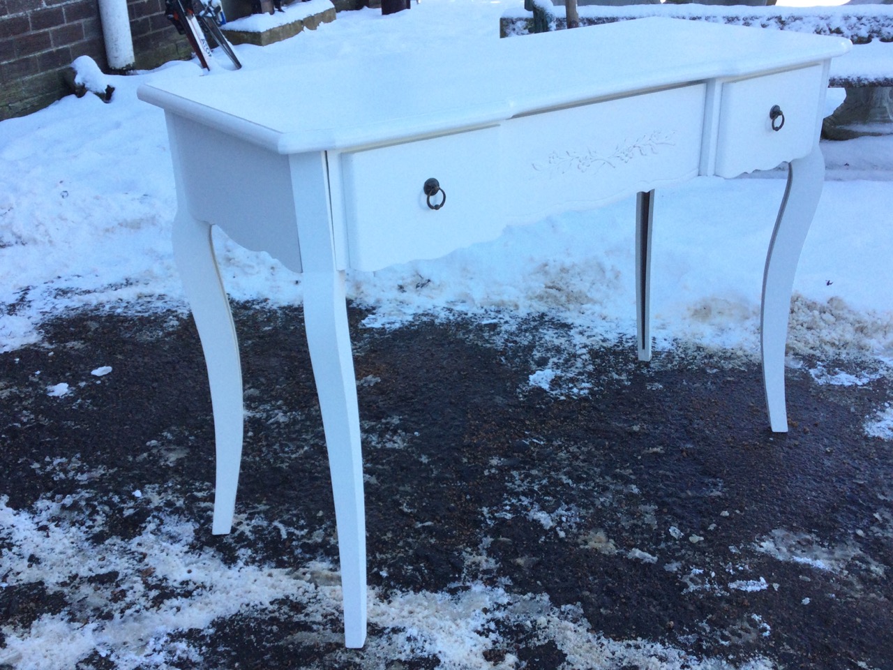 A painted dressing table, the moulded top of breakfront outline having floral carved apron drawer - Image 3 of 3