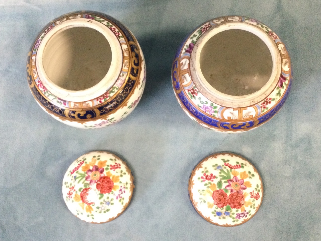 A pair of nineteenth century porcelain jars & covers decorated in the famile rose enamelled - Bild 3 aus 3