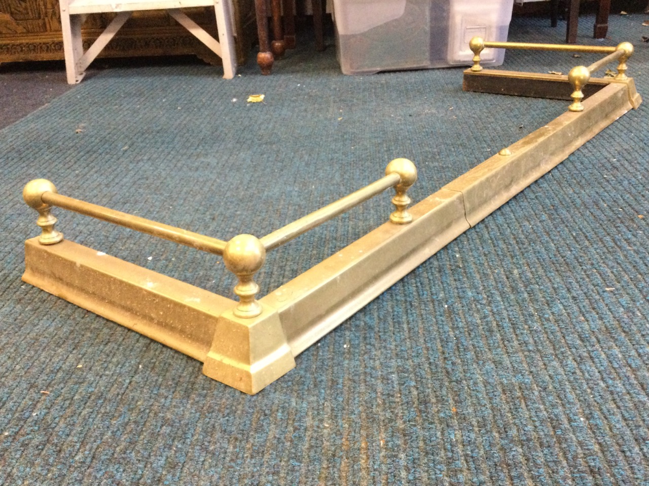 A telescopic brass fender, the plain curb mounted with tubular rails to sides with ball supports. - Image 3 of 3