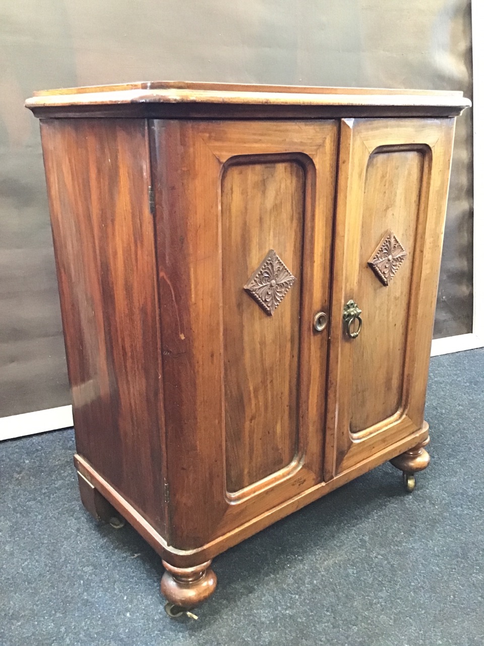 A mahogany collectors cabinet with rectangular rounded top above panelled doors mounted with - Image 3 of 3