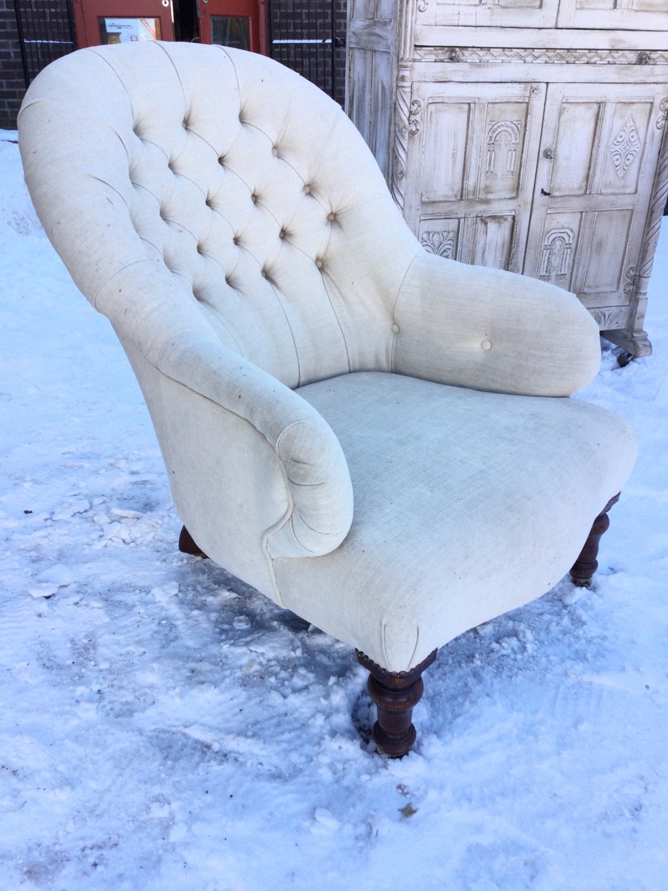 A Victorian style button upholstered spoon-back armchair with serpentine shaped sprung upholstered - Image 3 of 3
