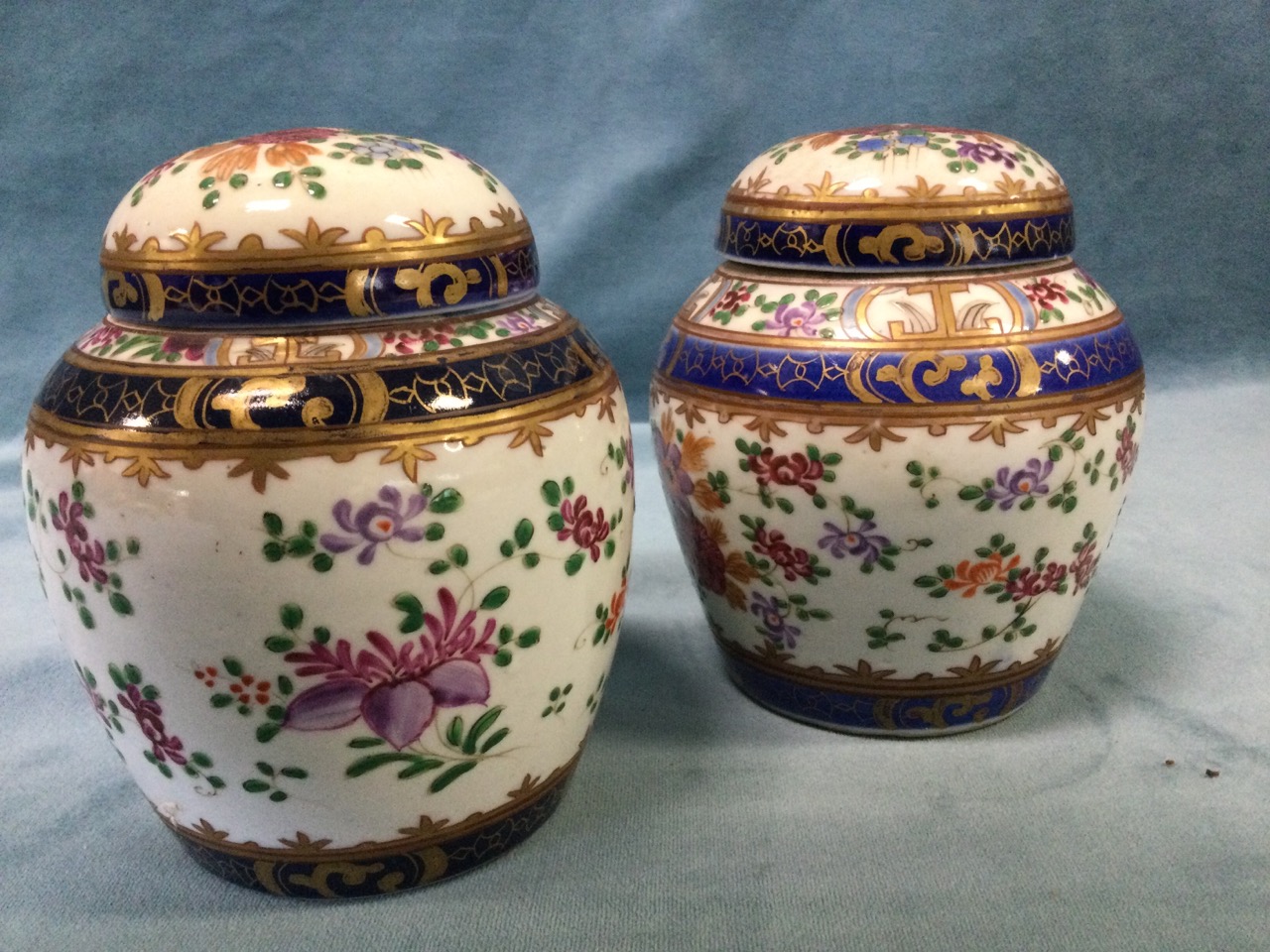 A pair of nineteenth century porcelain jars & covers decorated in the famile rose enamelled - Bild 2 aus 3