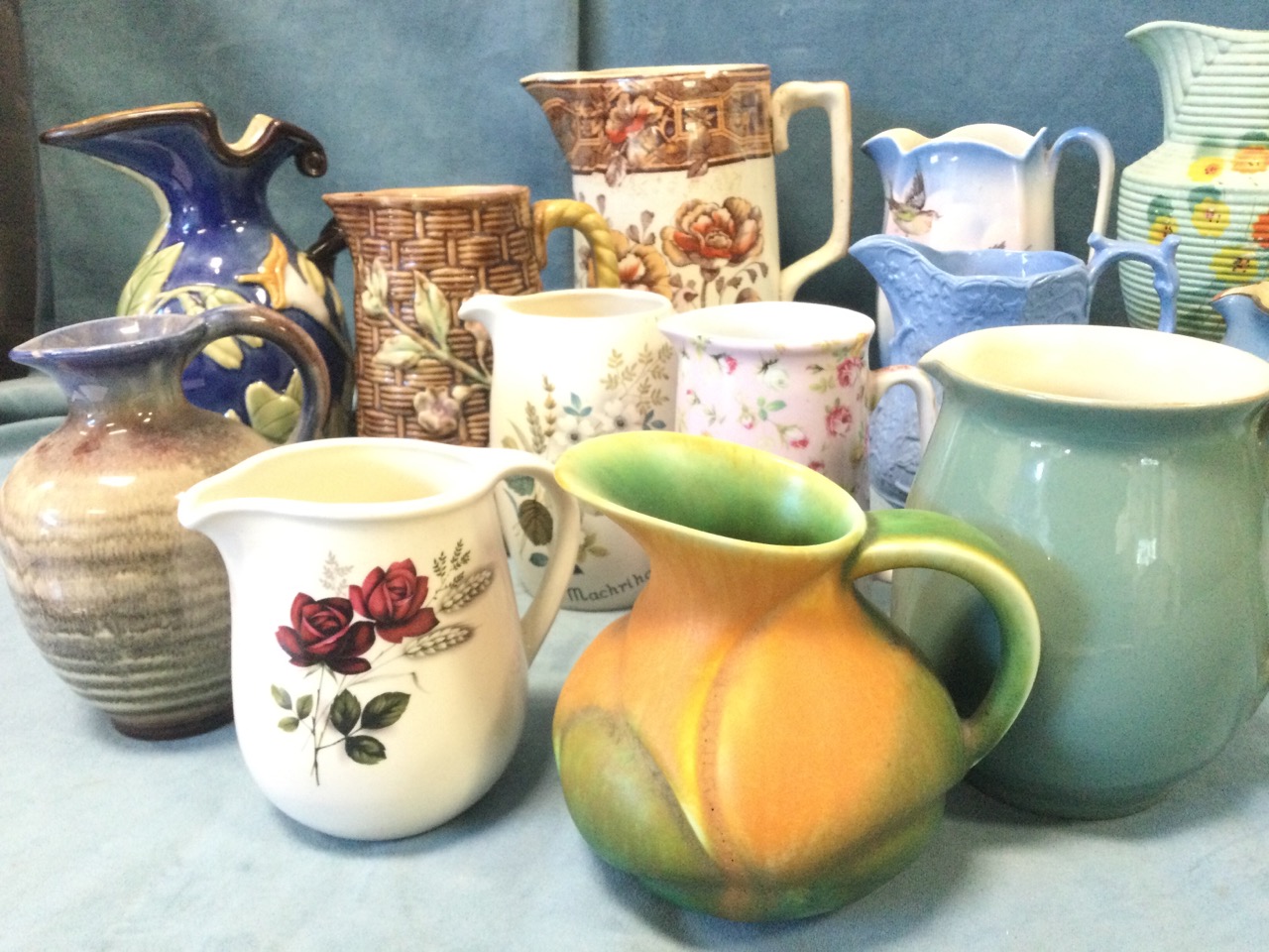 A collection of ceramic jugs - Victorian, Denby, terracotta, majolica, Crown Devon, Bentley Ware, - Bild 3 aus 3