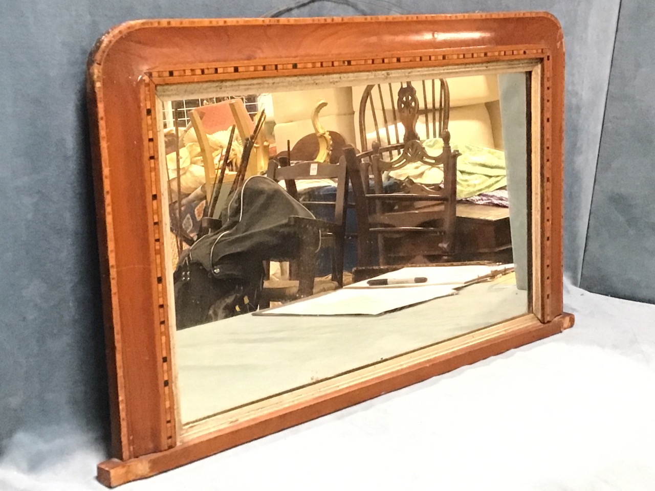 A small rectangular Victorian walnut overmantle mirror, the cushion moulded rounded frame bordered - Bild 2 aus 3