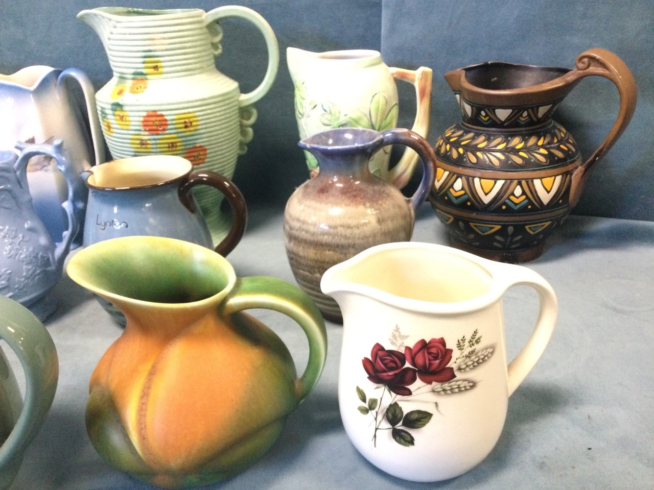A collection of ceramic jugs - Victorian, Denby, terracotta, majolica, Crown Devon, Bentley Ware, - Bild 2 aus 3