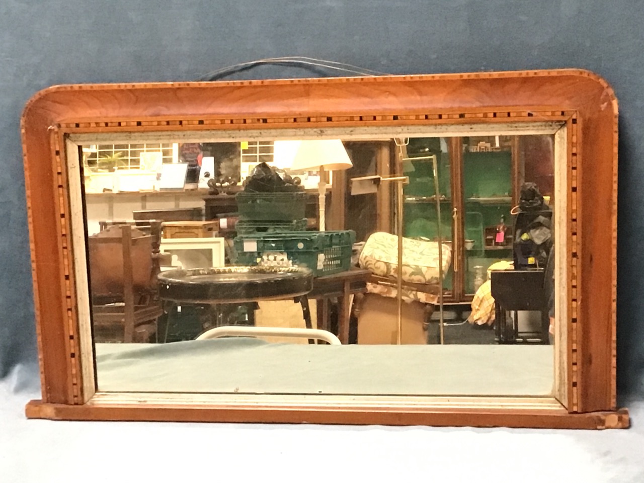A small rectangular Victorian walnut overmantle mirror, the cushion moulded rounded frame bordered - Bild 3 aus 3