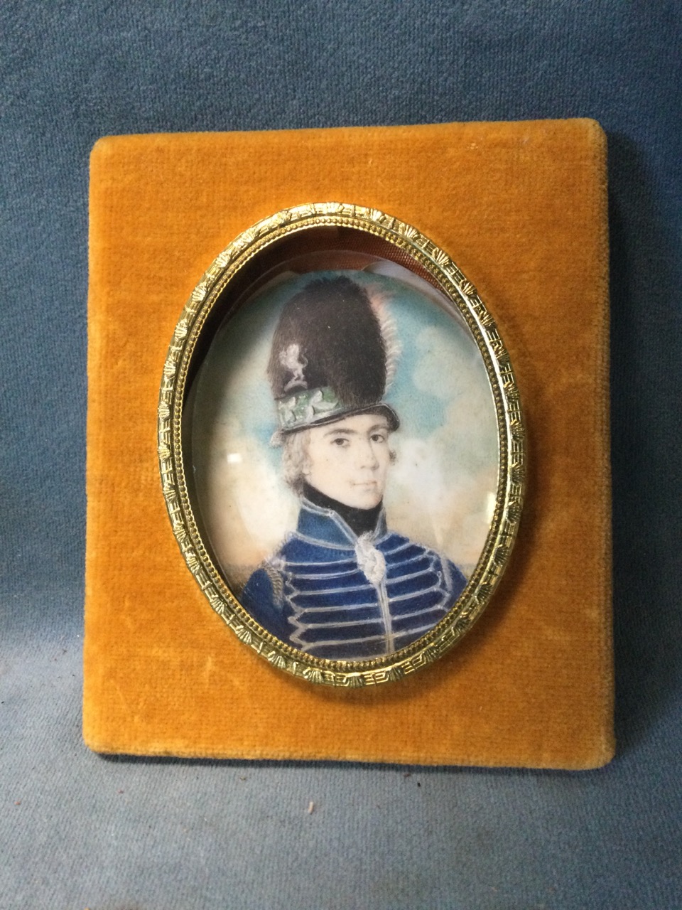 An eighteenth century oval miniature of a soldier in uniform, the panel signed in pencil to verso RH - Bild 3 aus 3