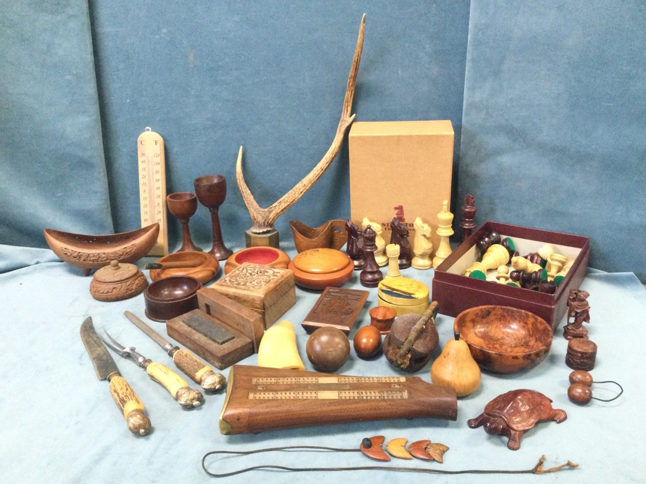 Miscellaneous treen and horn including turned hardwood, boxes, carved wood, a gunstock cribbage