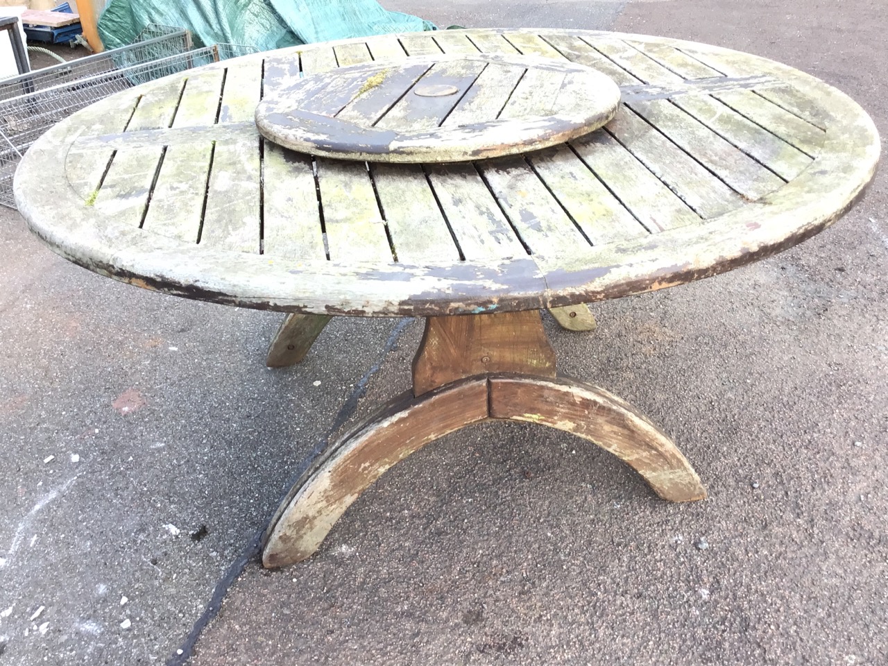 A 5ft circular teak garden table, the slatted top with central raised lazy susan, on trestle style - Bild 3 aus 3