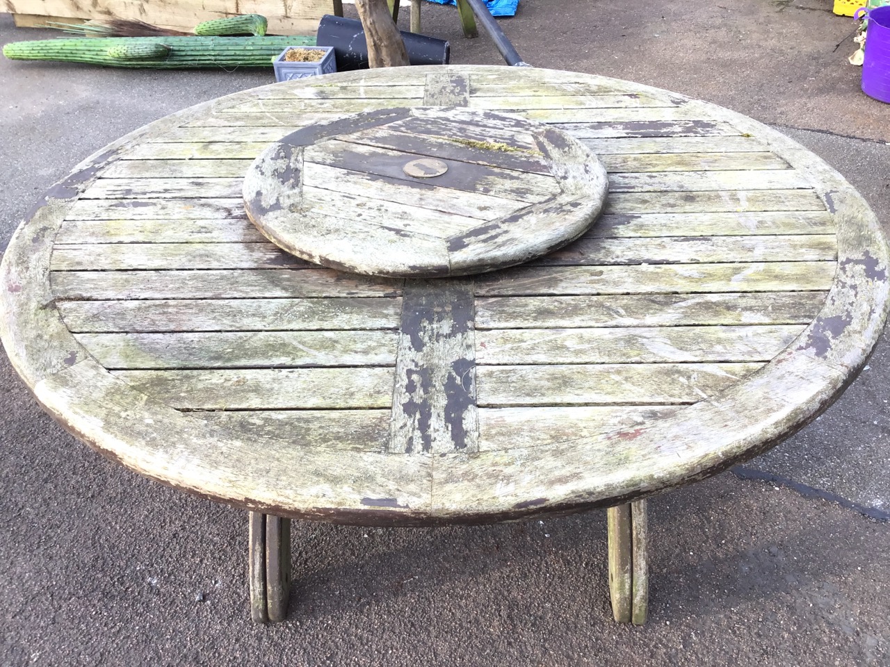 A 5ft circular teak garden table, the slatted top with central raised lazy susan, on trestle style - Bild 2 aus 3