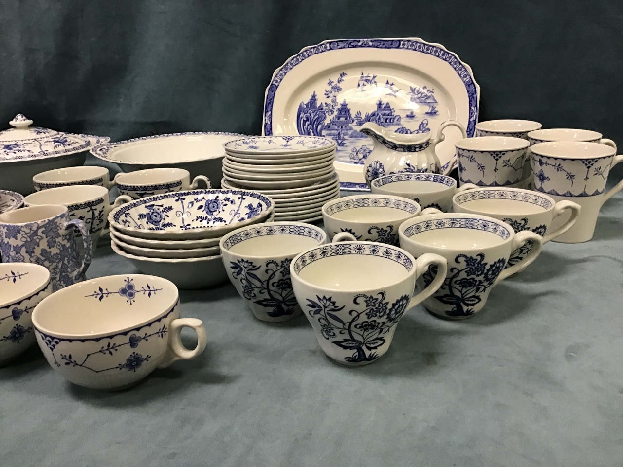 Two blue & white Staffordshire tea and dinner services decorated in the Danish Furnivals and - Bild 2 aus 3